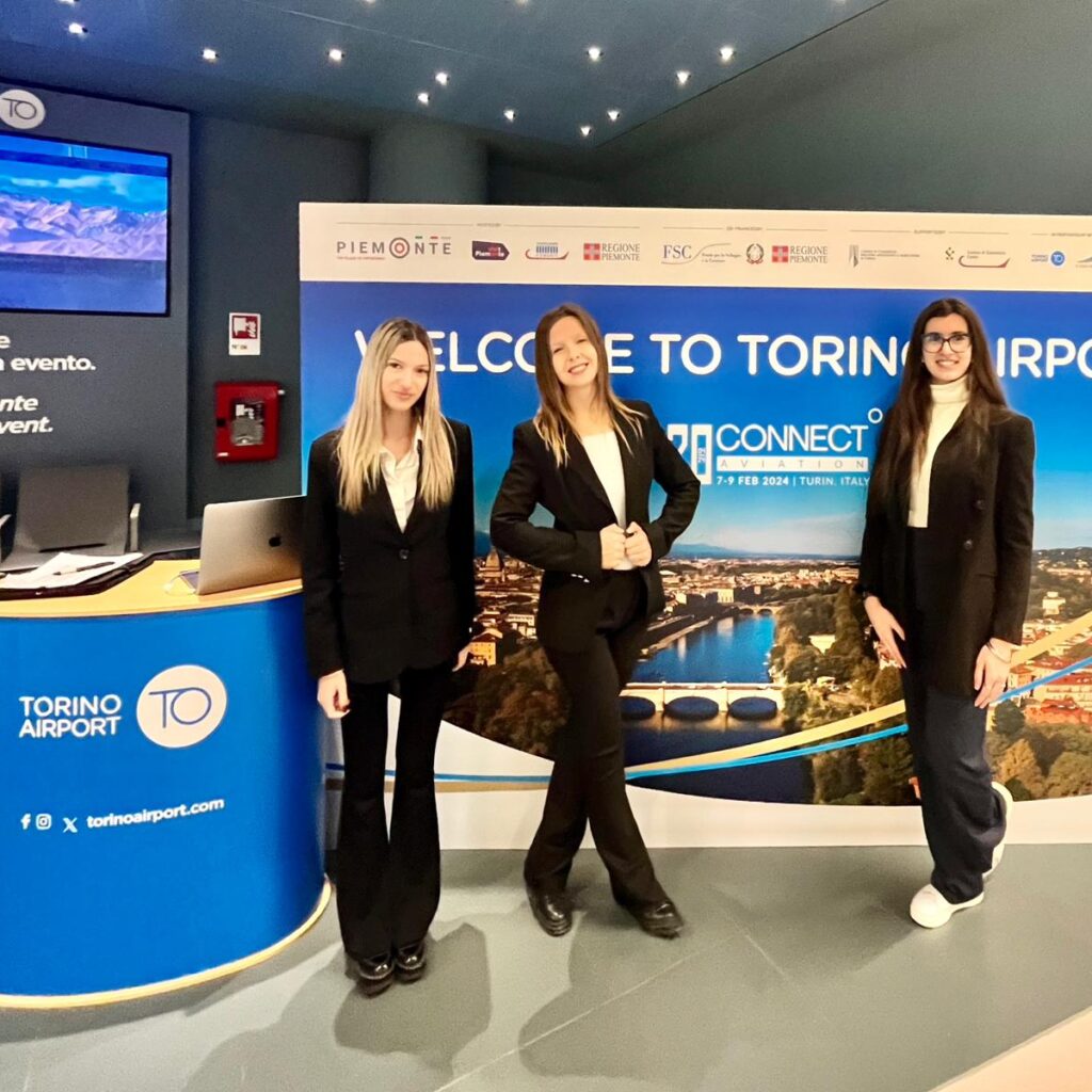 Hostess di ToGet4U allo stand Connect 2024 presso l'aeroporto di Torino