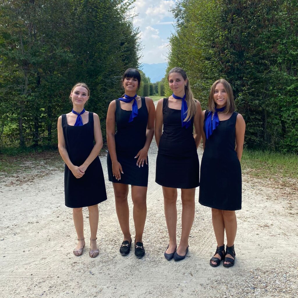 Hostes eleganti con vestito nero e foulard blu selezionate da ToGet4U per il Party Savoia a Racconigi (CN)